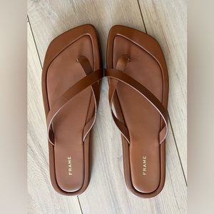 Frame
Le Montauk Cross Leather Sandals
